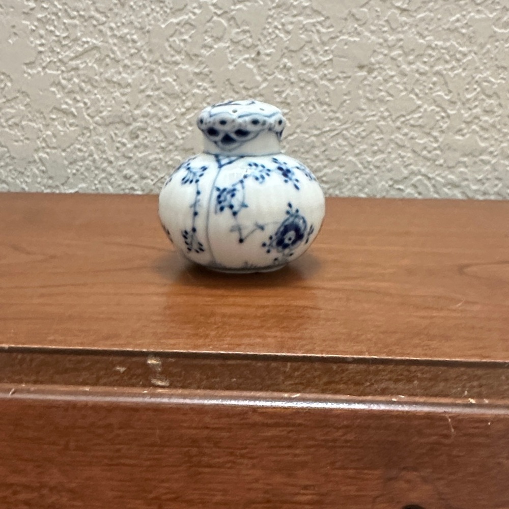 Royal Copenhagen Blue fluted Half Lace Salt & Pepper shakers - Picture 7 of 7